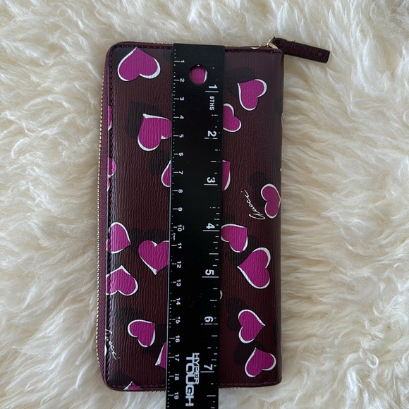 Gucci Special Edition Heart Design Zippy Wallet in Excellent Condition - Picture 15 of 15